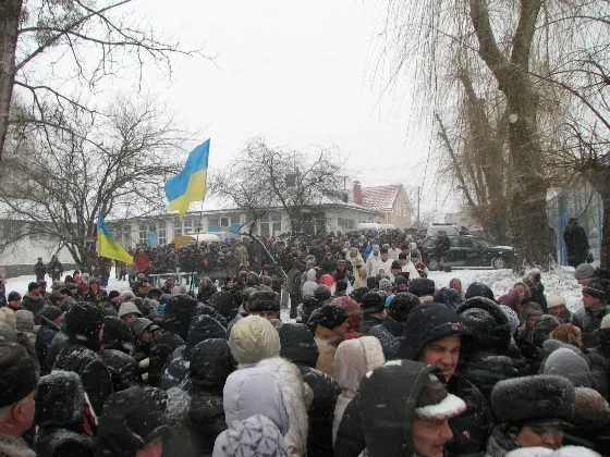 Рівняни на Водохреща святили воду та пірнали в ополонку — фото 1
