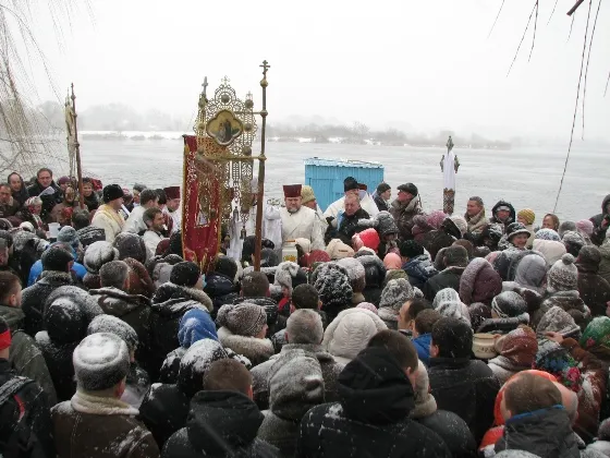 Рівняни на Водохреща святили воду та пірнали в ополонку — фото 2