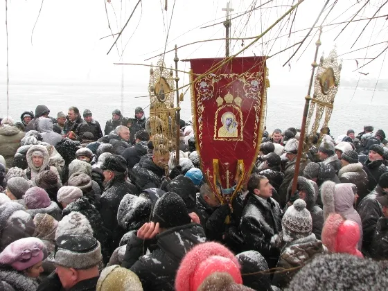 Рівняни на Водохреща святили воду та пірнали в ополонку — фото 3