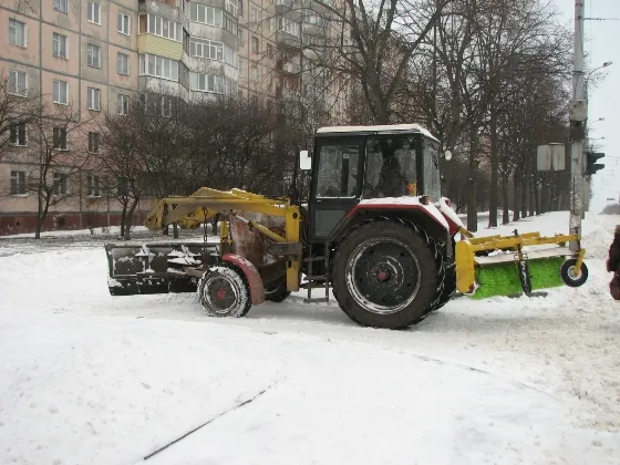 Як рівненські комунальники ведуть боротьбу з сніговими заметами — фото 1