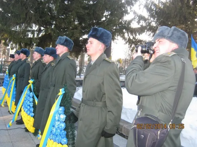 Рівненські чиновники на кладовищі згадали за ветеранів та поїли каші (Фоторепортаж) + (Відео) — фото 4