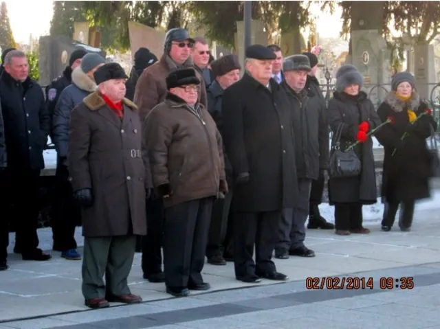 Рівненські чиновники на кладовищі згадали за ветеранів та поїли каші (Фоторепортаж) + (Відео) — фото 5