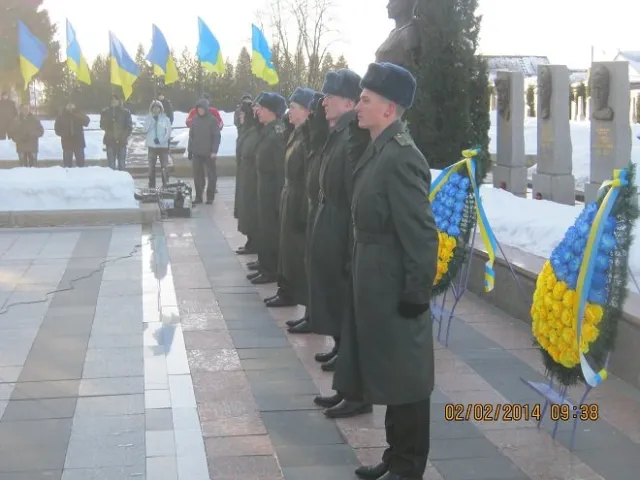Рівненські чиновники на кладовищі згадали за ветеранів та поїли каші (Фоторепортаж) + (Відео) — фото 6