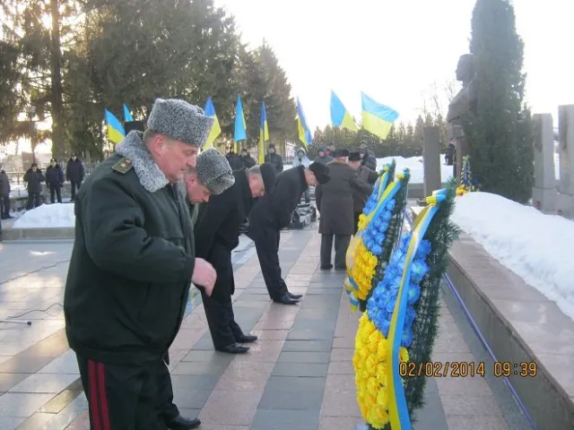 Рівненські чиновники на кладовищі згадали за ветеранів та поїли каші (Фоторепортаж) + (Відео) — фото 8