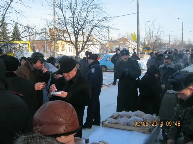 Рівненські чиновники на кладовищі згадали за ветеранів та поїли каші (Фоторепортаж) + (Відео) — фото 9