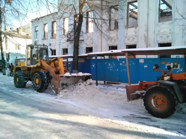 Комунальників «припахали» і вони прибирають сніг з вулиць Рівного (Фоторепортаж) — фото 4