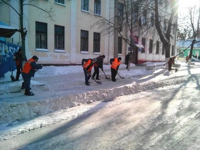 Комунальників «припахали» і вони прибирають сніг з вулиць Рівного (Фоторепортаж) — фото 5