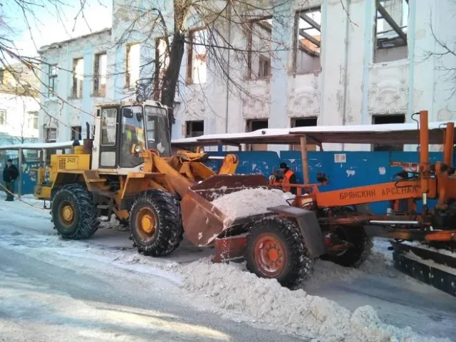 Комунальників «припахали» і вони прибирають сніг з вулиць Рівного (Фоторепортаж) — фото 7