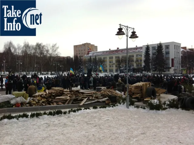 Барикади під  Рівненською ОДА не розбиратимуть (Фоторепортаж) — фото 2