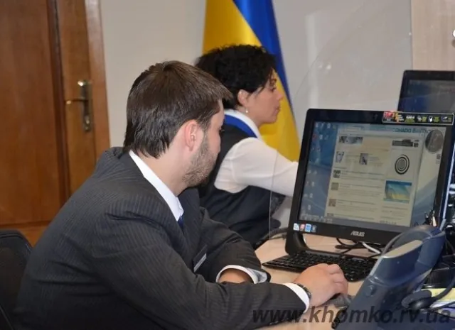Цілодобова «гаряча лінія» 15-53, вислухає навіть якщо ви застрягли в ліфті — фото 1