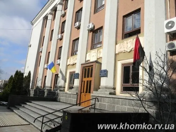 На будівлі Рівненського місьвиконкому встановили червоно-чорний стяг — фото 1