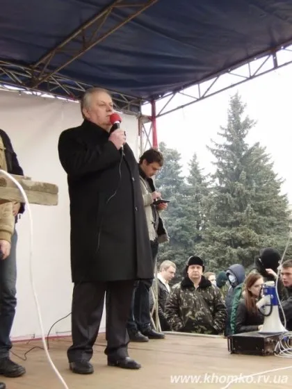 На будівлі Рівненського місьвиконкому встановили червоно-чорний стяг — фото 2