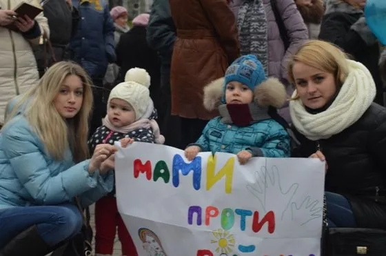 Рівненські мами зі своїми дітками вийшли на майдан Незалежності на акцію «Мами проти війни» (Фоторепортаж) — фото 1