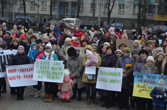Рівненські мами зі своїми дітками вийшли на майдан Незалежності на акцію «Мами проти війни» (Фоторепортаж) — фото 2