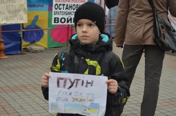 Рівненські мами зі своїми дітками вийшли на майдан Незалежності на акцію «Мами проти війни» (Фоторепортаж) — фото 8
