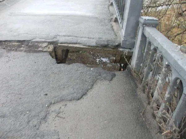 Рівняни вимагають відремонтувати міст на Бандери (Фото) — фото 1