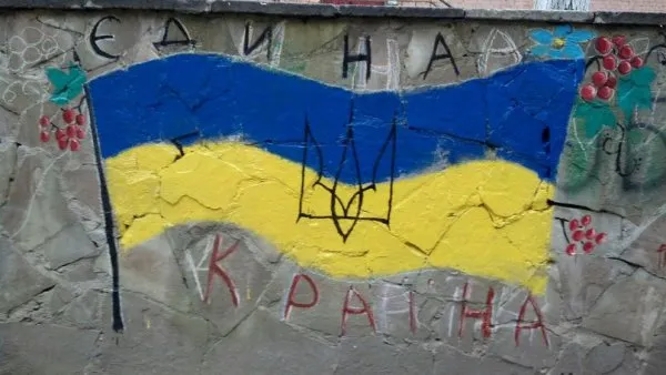 Жителі Рівно, власними силами відновлюють дитячі майданчики (Фоторепортаж) — фото 1