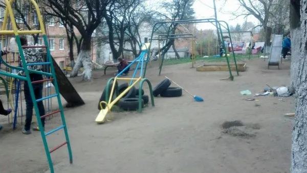 Жителі Рівно, власними силами відновлюють дитячі майданчики (Фоторепортаж) — фото 3
