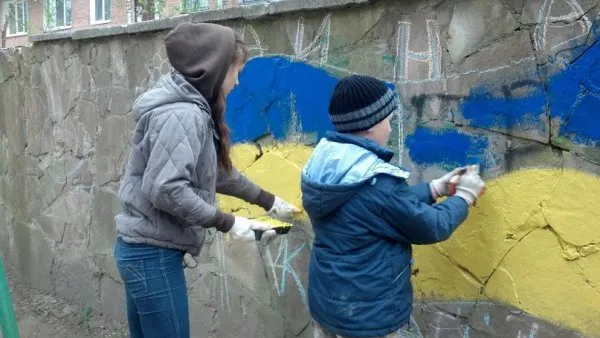 Жителі Рівно, власними силами відновлюють дитячі майданчики (Фоторепортаж) — фото 5