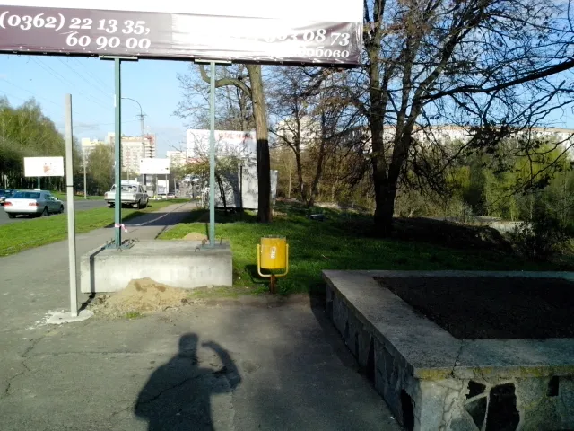 На Пагорбі Слави у Рівному будівельники почали встановлювати металеві стовпи для паркану (Фото) — фото 1