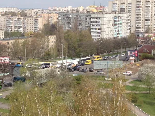 На перехресті Данила Галицького та Степана Бандери через ремонт дороги утворилась справжня «столична пробка» — фото 1