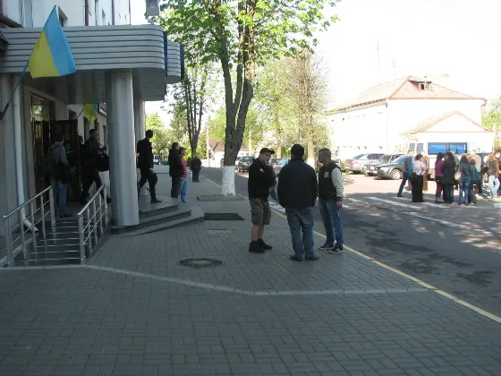 Близько двох сотень громадян, прийшли під будівлю Рівненського УМВСУ (Фото) — фото 3