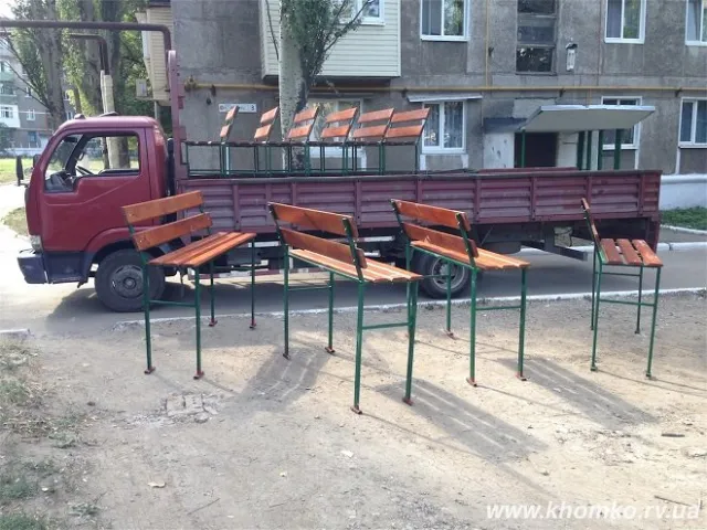 Комунальники замінюють лавки — фото 1