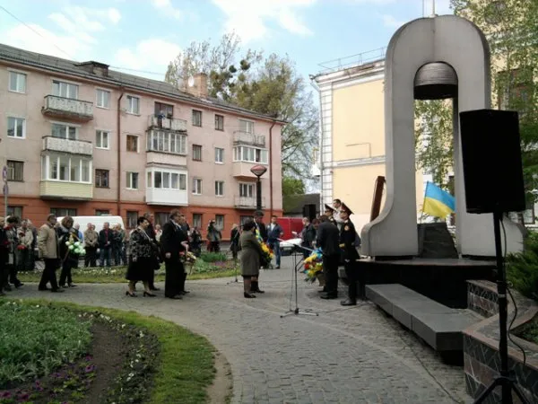 У Рівному вшанували пам'ять загиблих чорнобильців (Фоторепортаж) — фото 3