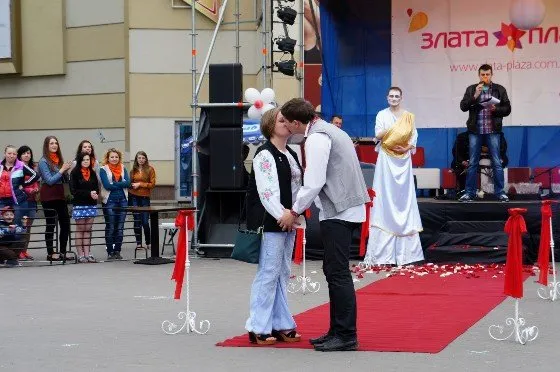 У неділю, на майдані Короленка обрали підкаблучників (Фоторепортаж) — фото 2