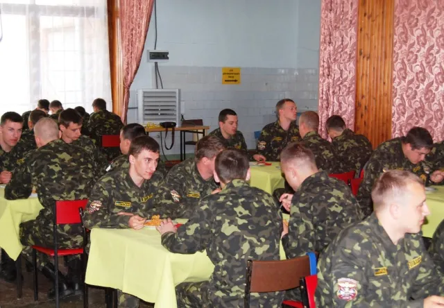 Італієць нагодував рівненських студентів-вояків (Фото) — фото 2