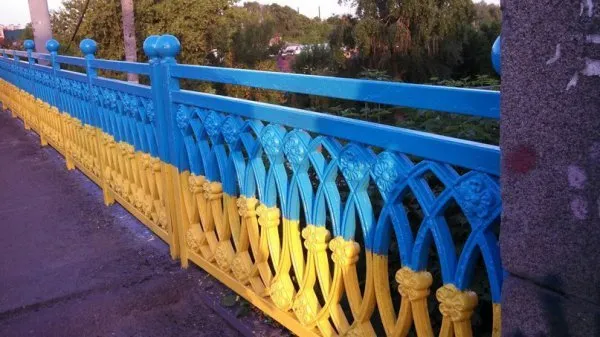 Активісти пофарбували центральний міст у Рівному у жовто-блакитні кольори (Фоторепортаж) — фото 1