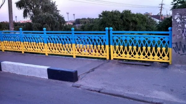 Активісти пофарбували центральний міст у Рівному у жовто-блакитні кольори (Фоторепортаж) — фото 3