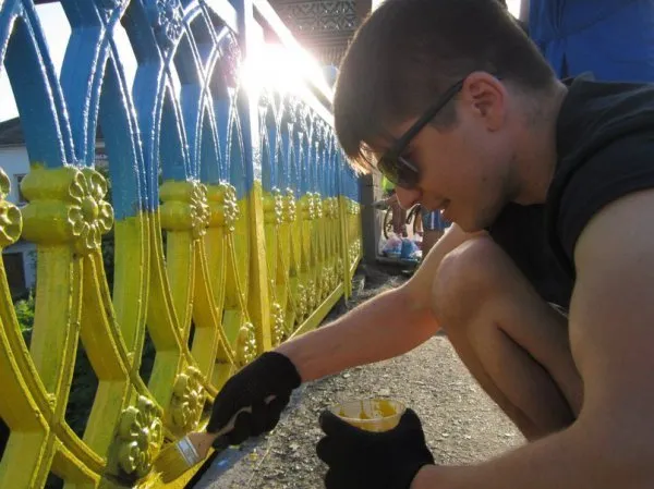Активісти пофарбували центральний міст у Рівному у жовто-блакитні кольори (Фоторепортаж) — фото 7