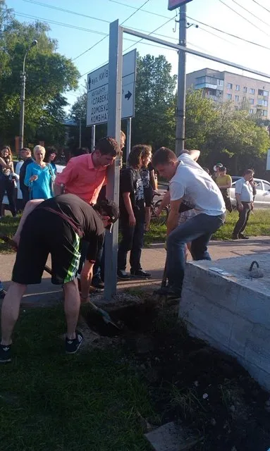 Близько сотні активних рівнян зібралися на толоку, на скандальному будівництві на Пагорбі Слави (Фоторепортаж) + (Відео) — фото 7