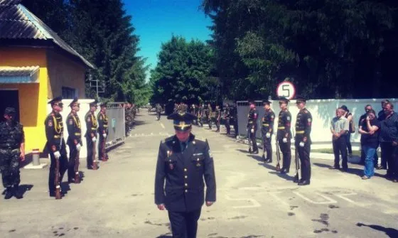 В останню путь солдатів Нацгвардії проводжали вигуками «Героям Слава! Слава! Слава!» (Фото) — фото 3