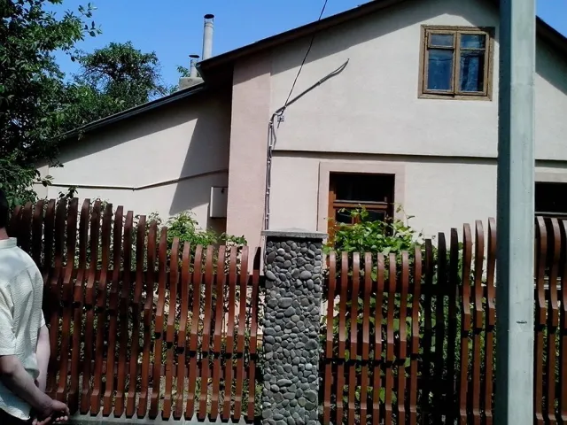 У Рівному виселяють сім’ю з малолітньою дитиною. Сусіди стоять живим «щитом» (Фото) — фото 1