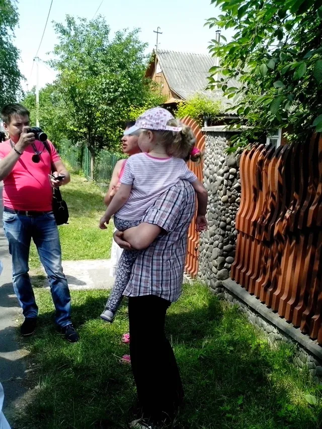 У Рівному виселяють сім’ю з малолітньою дитиною. Сусіди стоять живим «щитом» (Фото) — фото 2