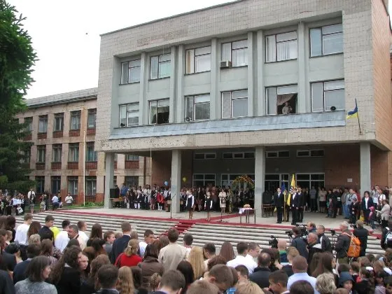 Сьогодні в більшості шкіл Рівного пролунав «Останній дзвоник» (Фото) — фото 4