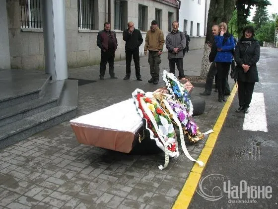 Щируку принесли труну (Фото) + (Відео) — фото 4