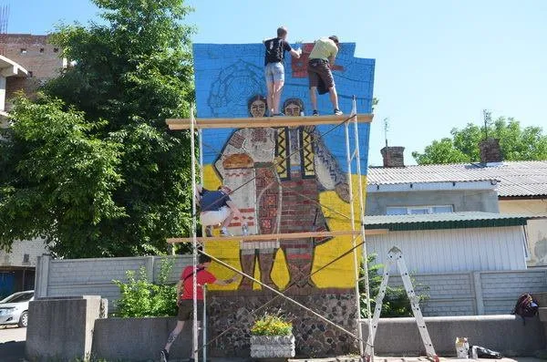 У Рівному, активісти розфарбували стела в жовто-блакитні кольори (Фото) — фото 4