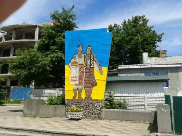 У Рівному, активісти розфарбували стела в жовто-блакитні кольори (Фото) — фото 6