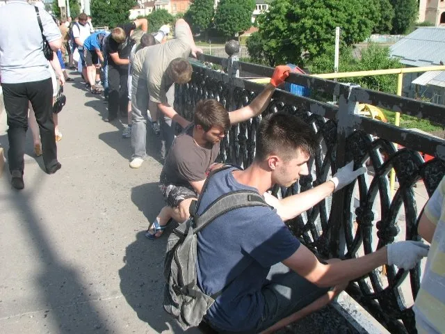 Активісти дофарбовують жовто-блакитний міст (Фото) — фото 1