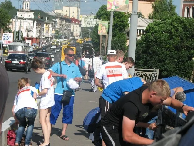 Активісти дофарбовують жовто-блакитний міст (Фото) — фото 3