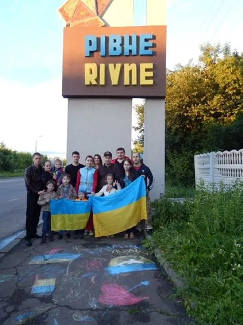 Активісти перефарбували знак при в'їзді у місто, у кольори національного прапора (Фото) — фото 2