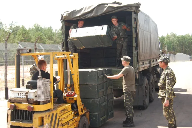 Для АТО було відправлено 50 000 одиниць стрілецької зброї (Фоторепортаж) — фото 3