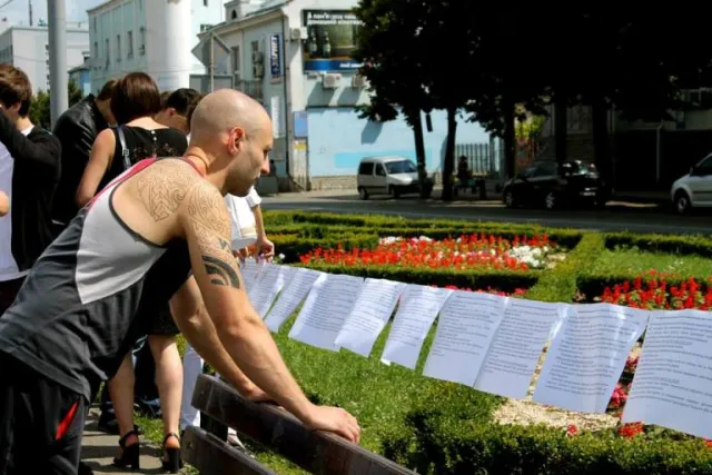 Студенти рівненського НУВГП влаштували флешмоб присвячений Дню Конституції (Фоторепортаж) — фото 7