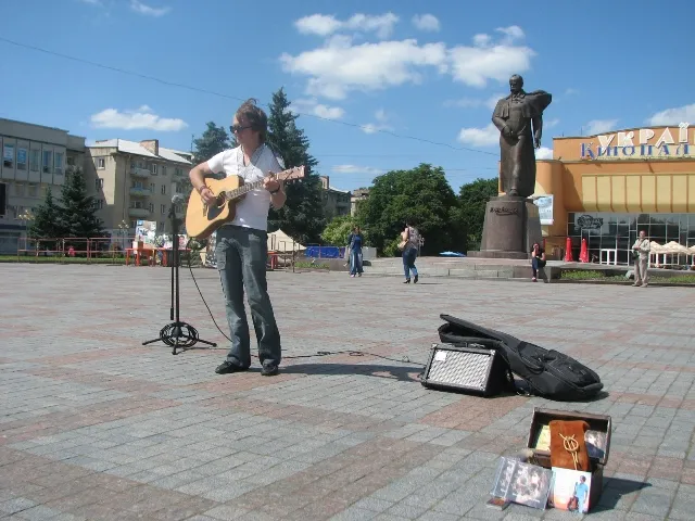 Сотні мешканців та гостей міста зупиняються, аби послухати мелодії, які відносять у дивні чарівні світи (Фото) + (Відео) — фото 1