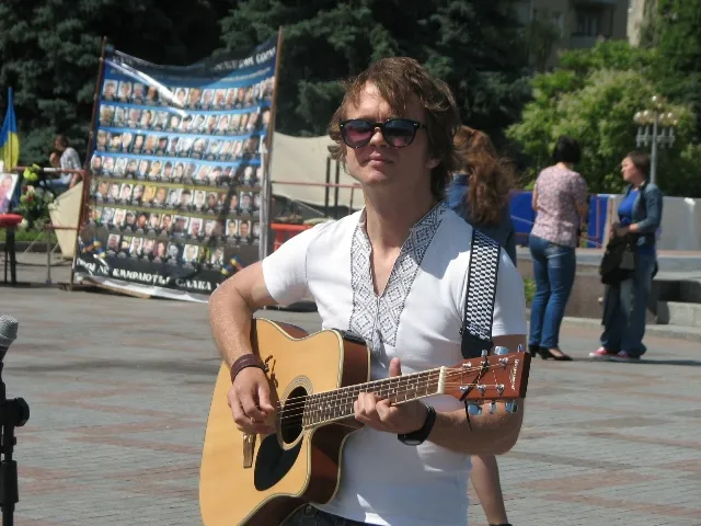 Сотні мешканців та гостей міста зупиняються, аби послухати мелодії, які відносять у дивні чарівні світи (Фото) + (Відео) — фото 2