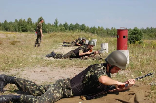 Майбутніх офіцерів муштрують на Рівненському полігоні (Фоторепортаж) — фото 4