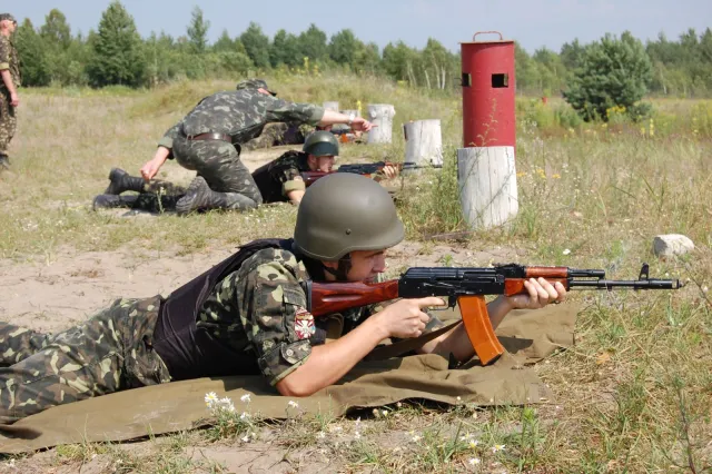 Майбутніх офіцерів муштрують на Рівненському полігоні (Фоторепортаж) — фото 5
